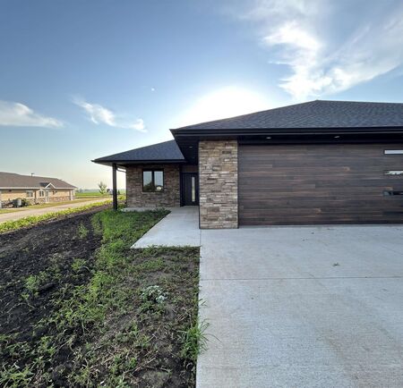 2075 Riviera RD, Sioux Center, IA 51250