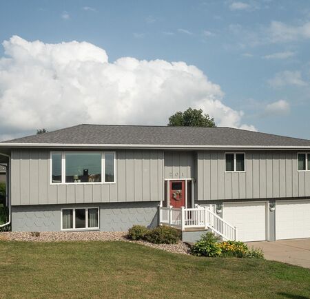 201 CAMBIER DR, Alton, IA 51003
