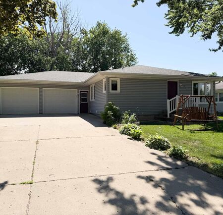 513 Iowa Ave SW, Orange City, IA 51041