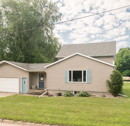 408 2ND ST, Hull, IA 51239