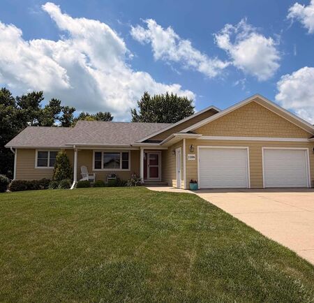 1108 Denver Pl SE, Orange City, IA 51041