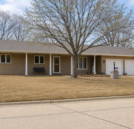 543 11th Ave NE, Sioux Center, IA 51250
