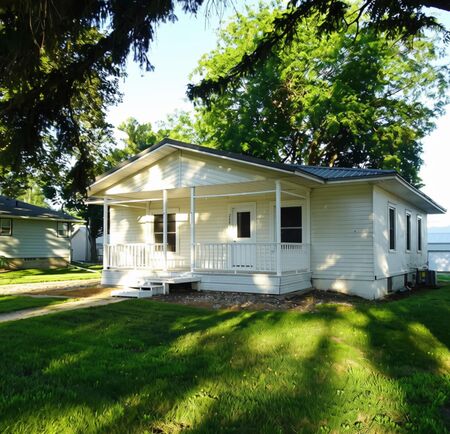 208 N Main, George, IA 51237