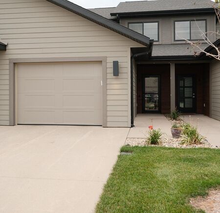 710 12th Street NE #5, Sioux Center, IA 51250
