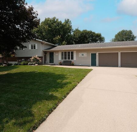 157 12th Avenue NE, Sioux Center, IA 51250