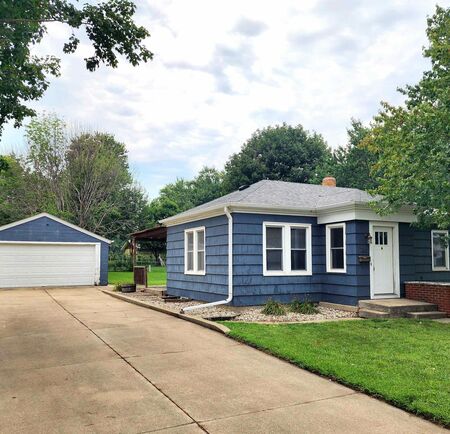 725 1st Ave. SW, Sioux Center, IA 51250