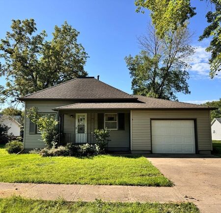 407 W 5th St, Sanborn, IA 51248