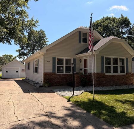 214 2nd St NW, Orange City, IA 51041