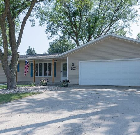 507 3rd St SE, Sioux Center, IA 51250