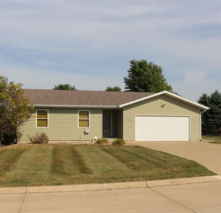 1202 NE 10th Avenue Cir, Sioux Center, IA 51250