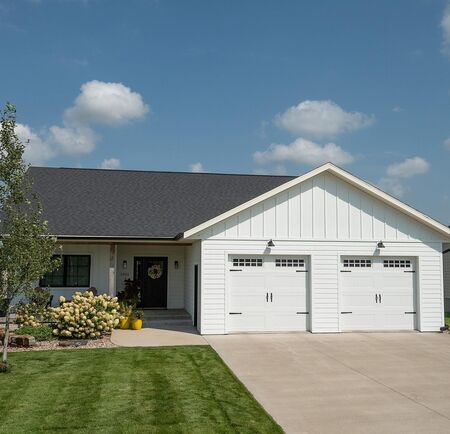 1305 PROVIDENCE PL SE, Orange City, IA 51041