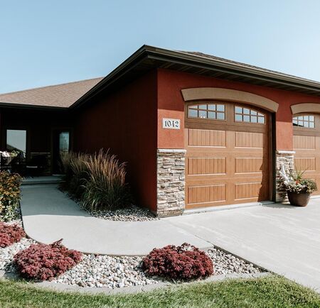1042 Teres View Dr, Sioux Center, IA 51250