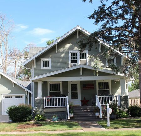 317 4th St NE, Orange City, IA 51041