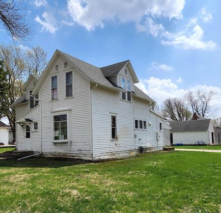 1304 3rd St., Hull, IA 51239