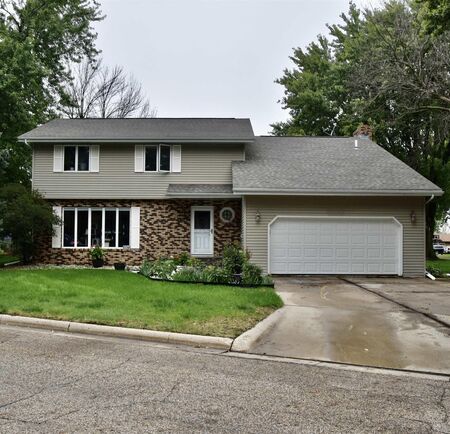 107 Circle Dr, Sibley, IA 51249