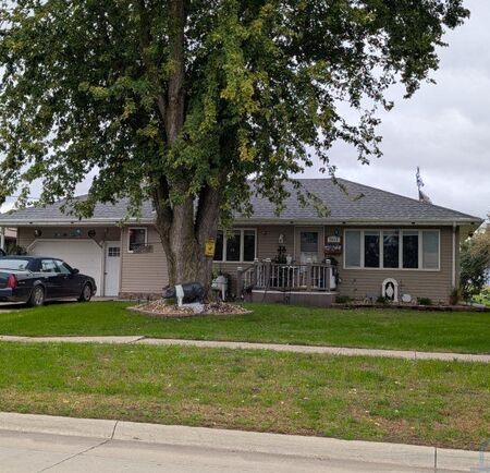 501 S Maple St, Paullina, IA 51046