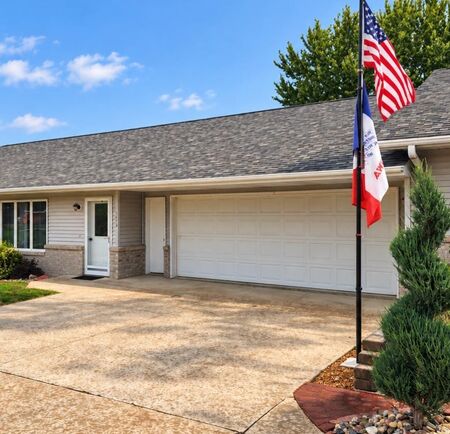 1513 Division St., Hull, IA 51239