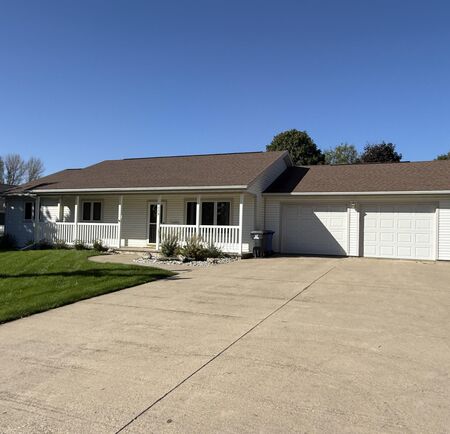 1573 5th Ave SE, Sioux Center, IA 51250