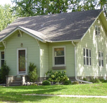 108 3rd Ave NE, Sioux Center, IA 51250