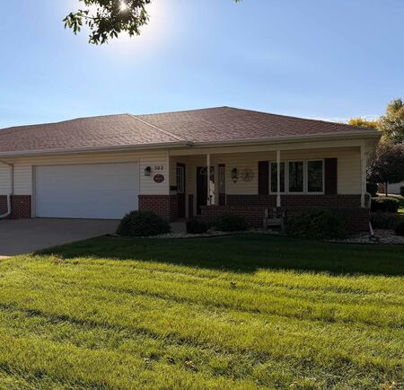 302 Juneau Ave SE, Orange City, IA 51041