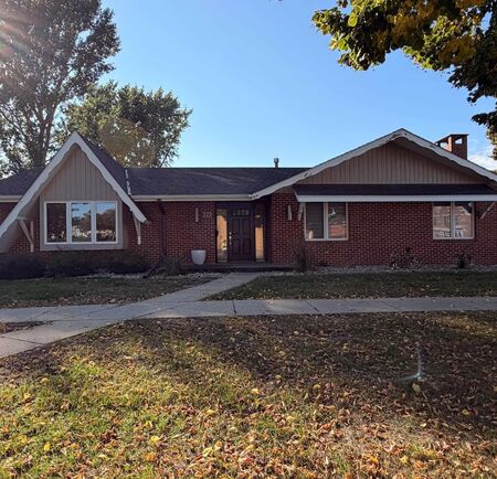 222 Arizona Ave NW, Orange City, IA 51041
