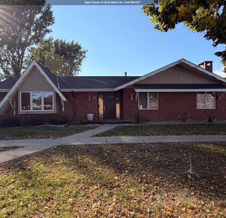 222 Arizona Ave NW, Orange City, IA 51041